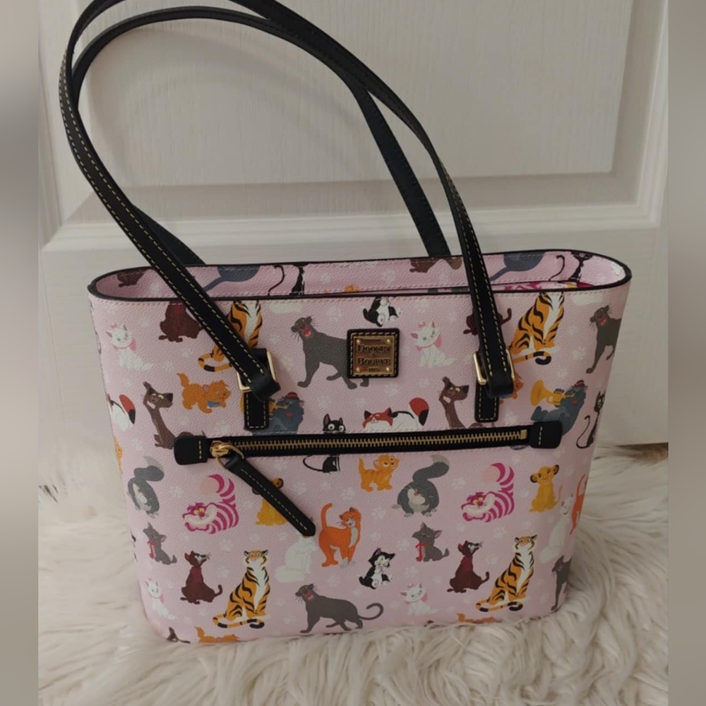 🐱FIRM! NWT DISNEY PARKS X DOONEY AND BOURKE 2024 DISNEY CATS TOTE (LIMITED EDIT